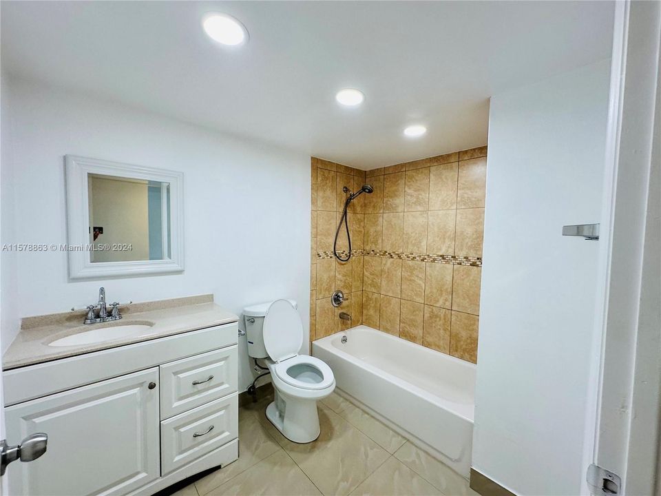 合同活跃: $2,900 (3 贝兹, 2 浴室, 1255 平方英尺)