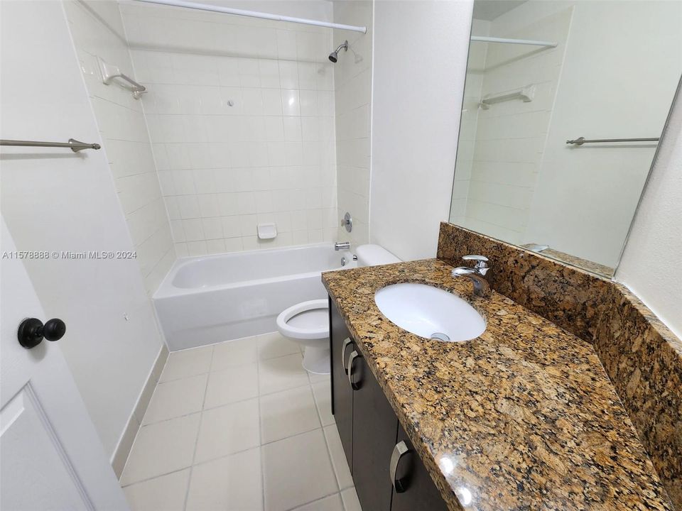 Activo con contrato: $395,000 (3 camas, 2 baños, 1632 Pies cuadrados)