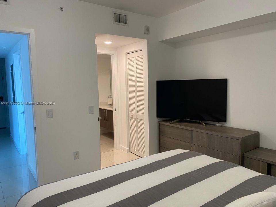 For Sale: $340,000 (1 beds, 1 baths, 761 Square Feet)