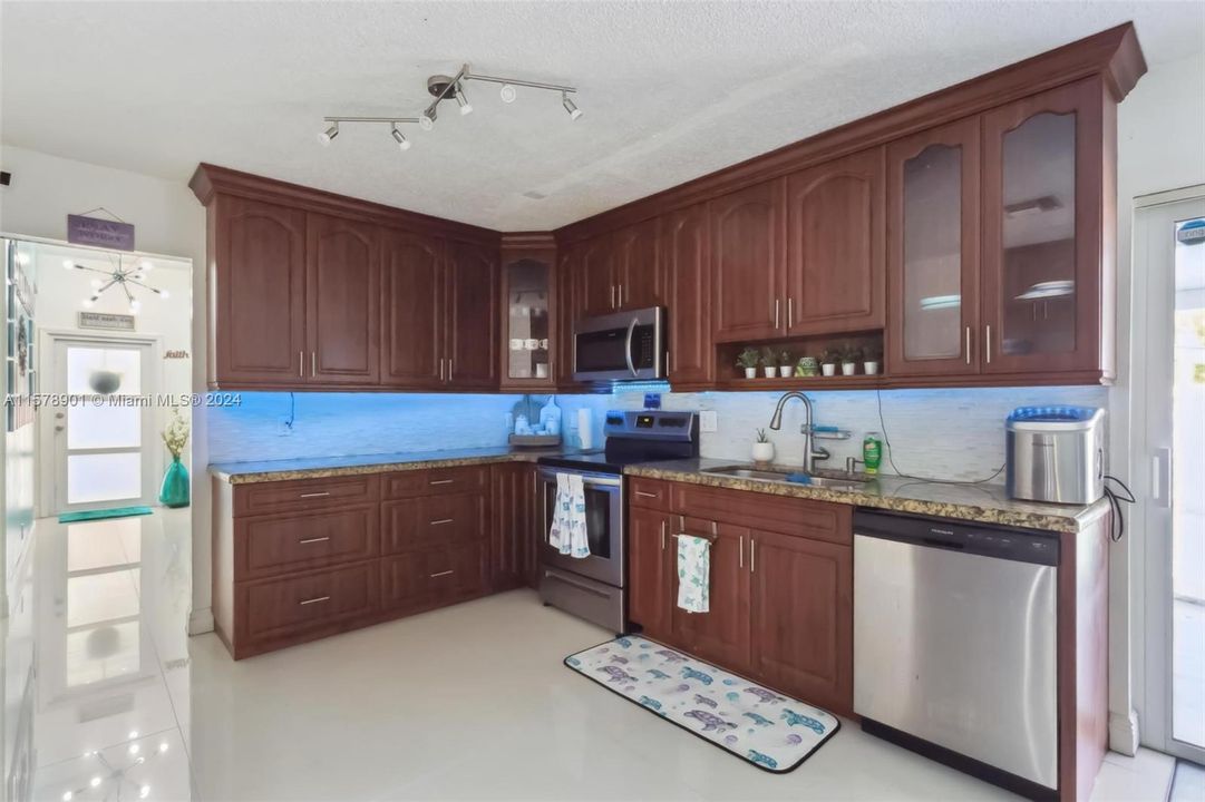For Sale: $514,900 (3 beds, 2 baths, 1370 Square Feet)