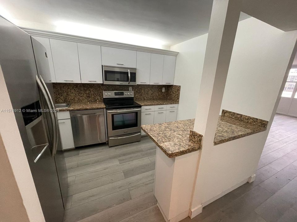 For Rent: $2,850 (1 beds, 1 baths, 868 Square Feet)