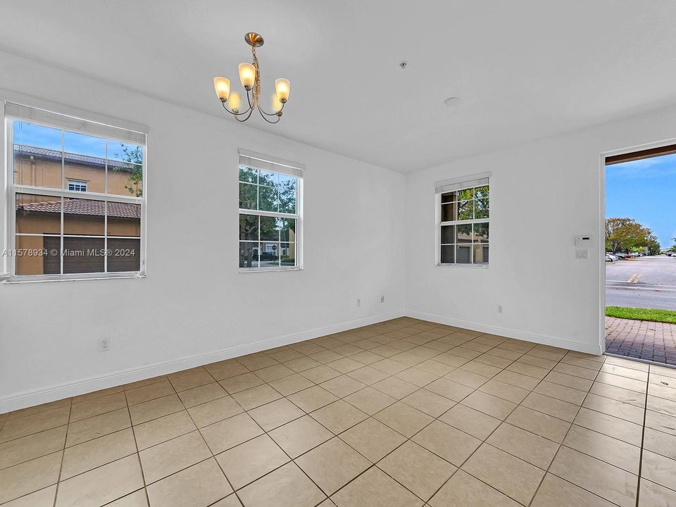 For Sale: $350,000 (2 beds, 2 baths, 1040 Square Feet)