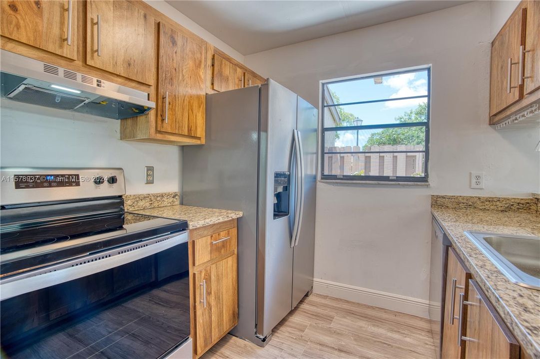 Active With Contract: $349,900 (2 beds, 2 baths, 817 Square Feet)