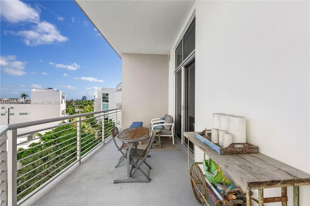 For Sale: $770,000 (1 beds, 1 baths, 966 Square Feet)
