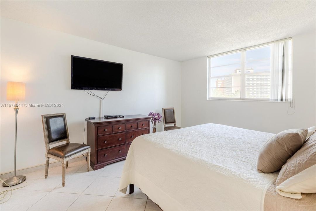 For Sale: $475,000 (1 beds, 1 baths, 1005 Square Feet)