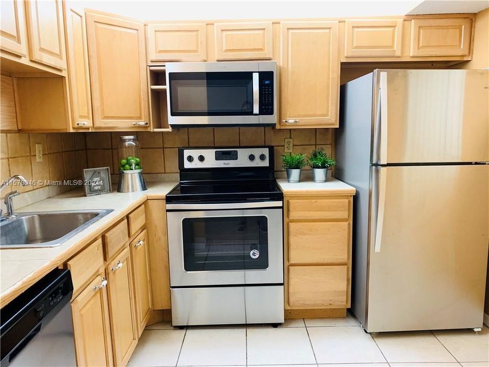 For Rent: $1,650 (1 beds, 1 baths, 810 Square Feet)