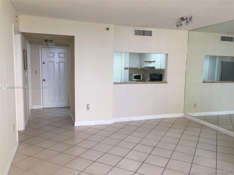Active With Contract: $2,700 (1 beds, 1 baths, 700 Square Feet)