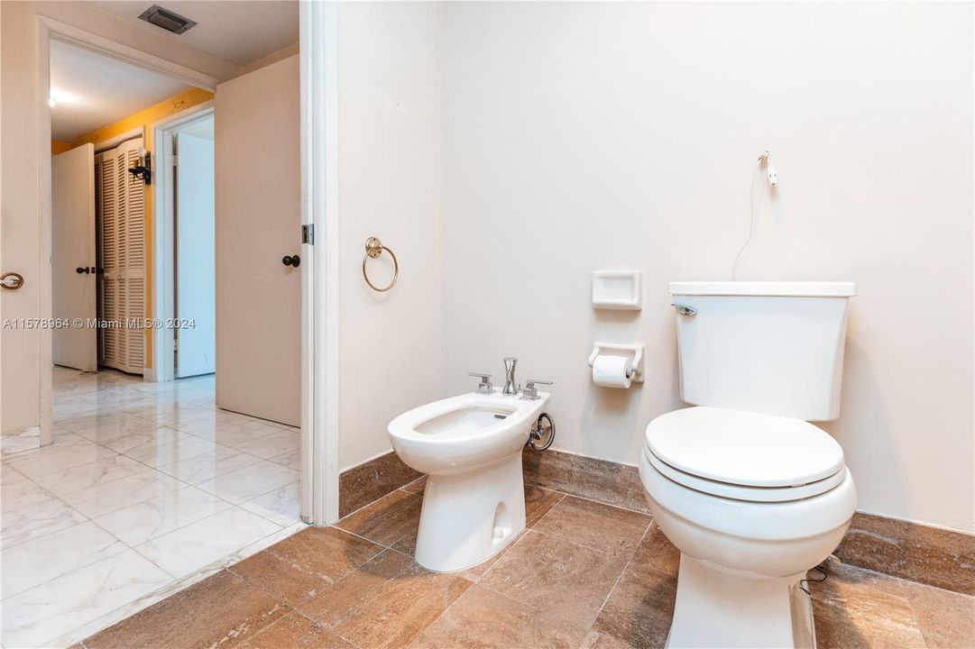 For Sale: $640,000 (1 beds, 1 baths, 1042 Square Feet)