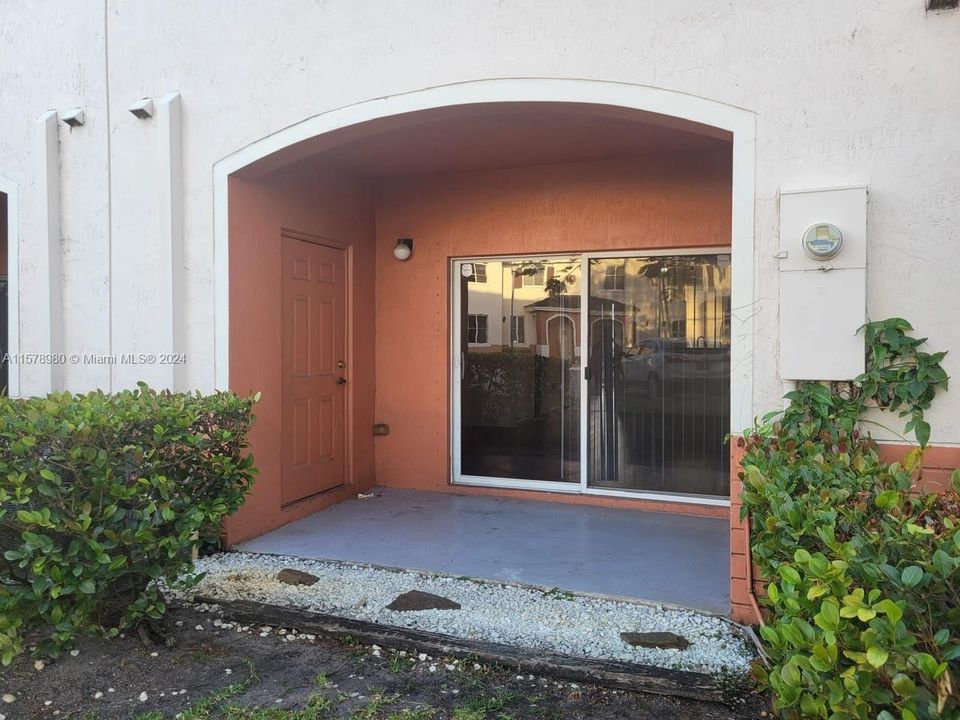 Active With Contract: $2,350 (2 beds, 2 baths, 1140 Square Feet)