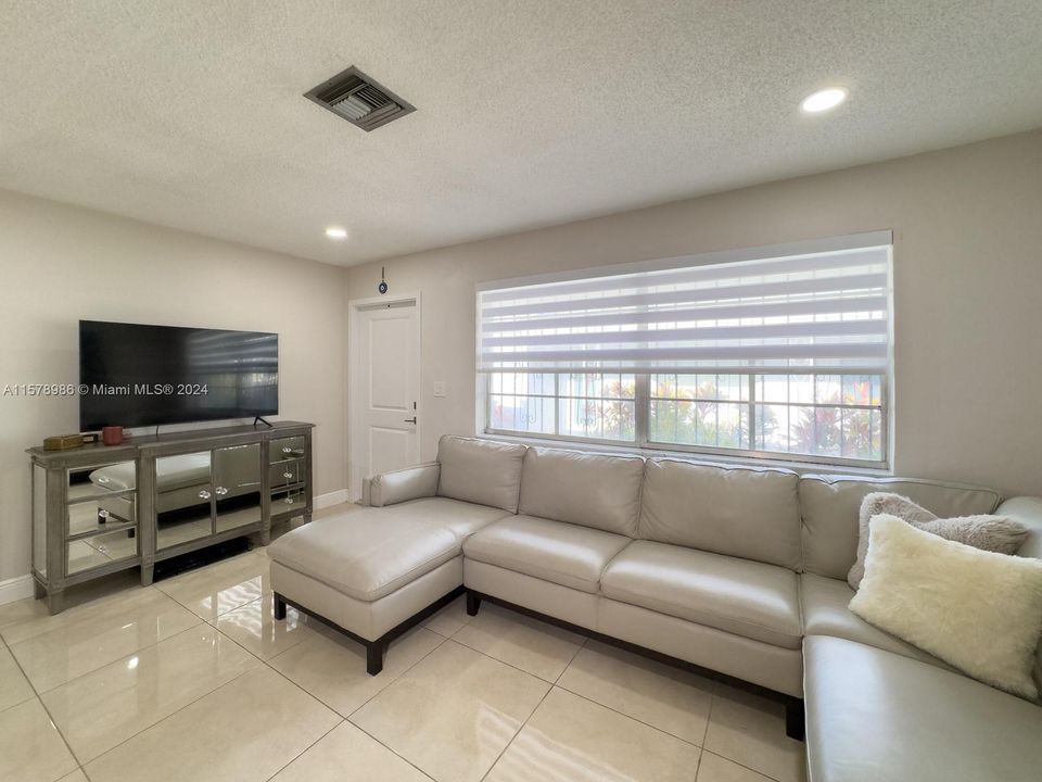 For Rent: $2,599 (2 beds, 1 baths, 810 Square Feet)