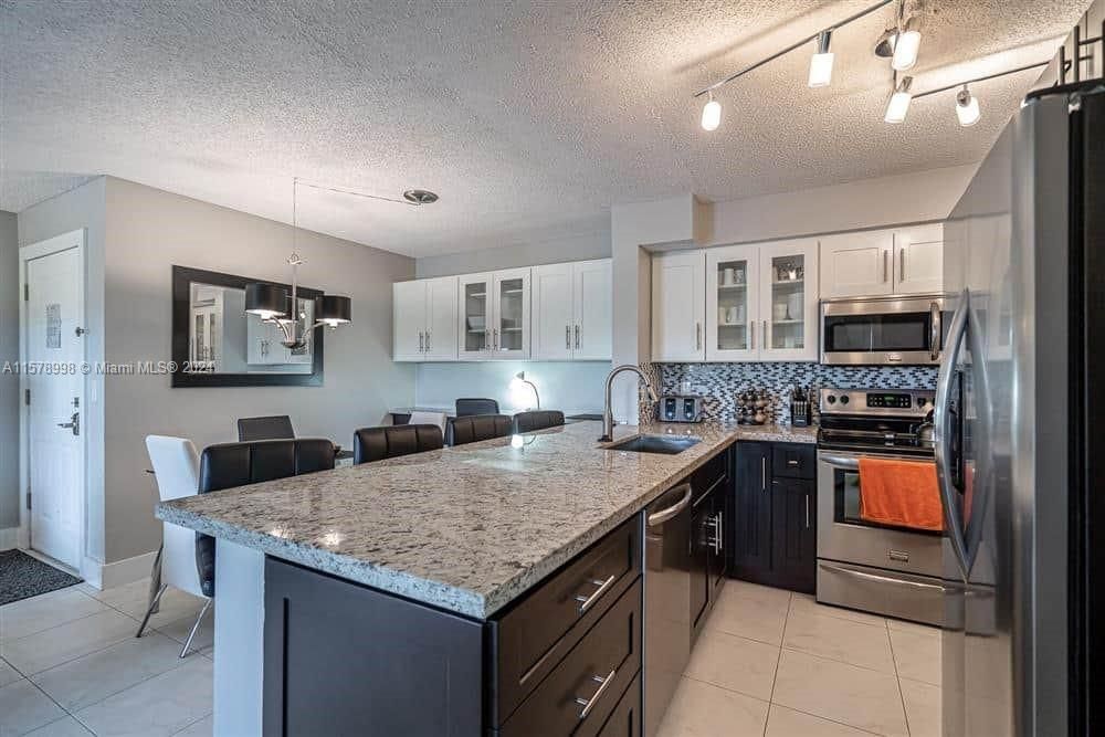 Active With Contract: $1,800 (1 beds, 1 baths, 813 Square Feet)