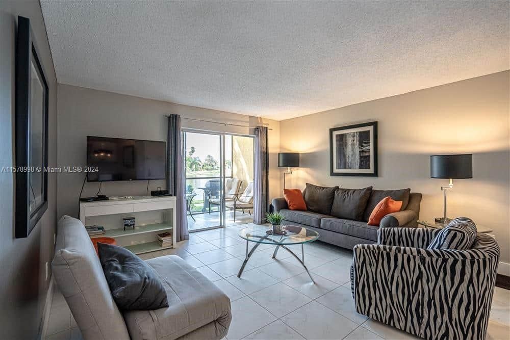 Active With Contract: $1,800 (1 beds, 1 baths, 813 Square Feet)