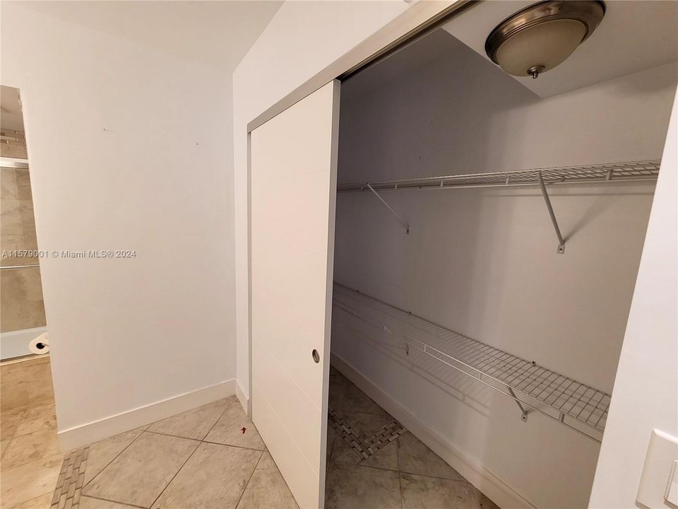 For Rent: $2,500 (1 beds, 1 baths, 831 Square Feet)