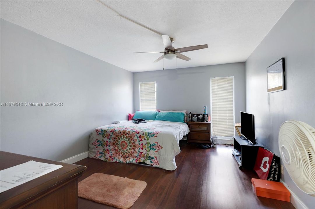 For Sale: $200,000 (2 beds, 2 baths, 1240 Square Feet)