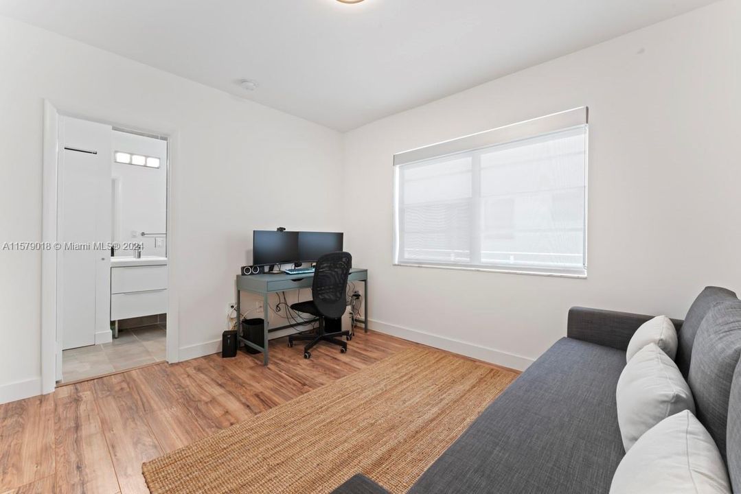 For Sale: $469,900 (2 beds, 2 baths, 870 Square Feet)