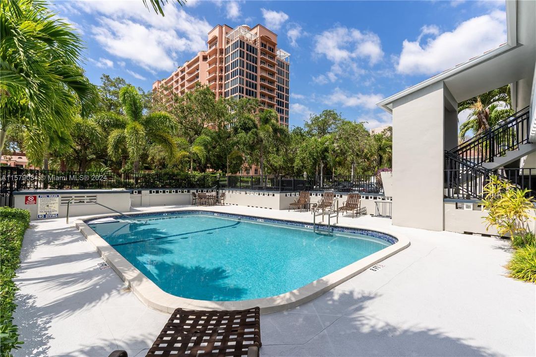 Active With Contract: $365,000 (1 beds, 1 baths, 616 Square Feet)