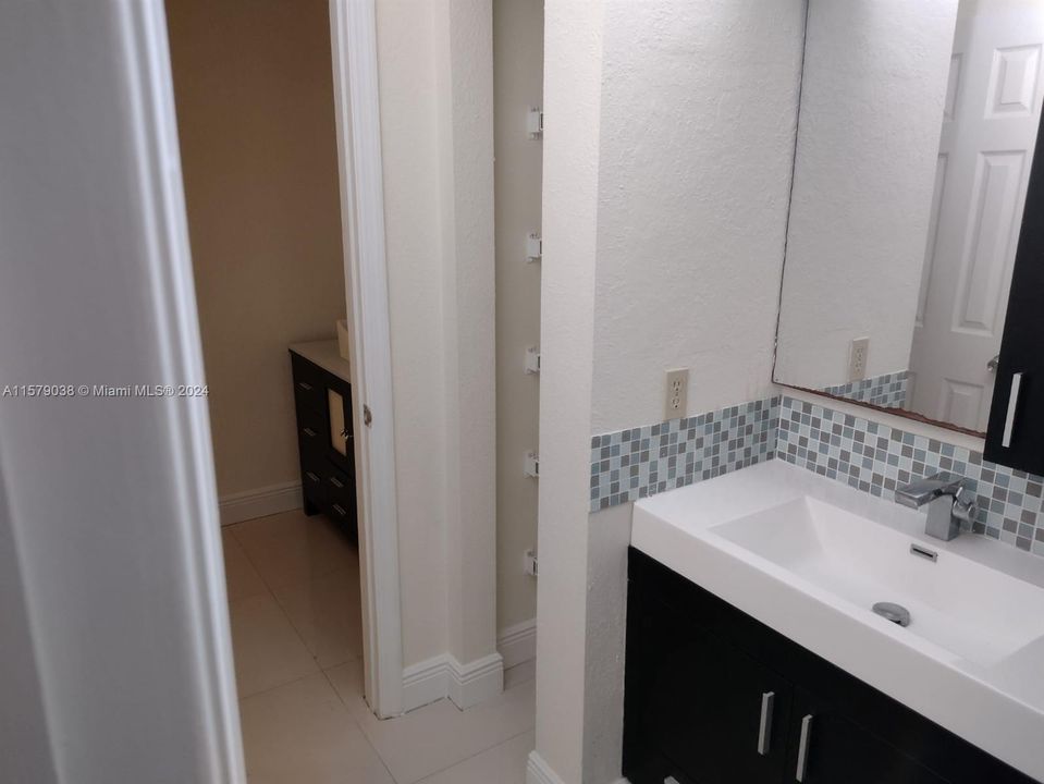 For Rent: $1,990 (2 beds, 1 baths, 909 Square Feet)