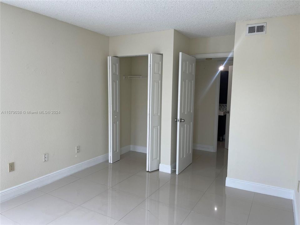 For Rent: $2,050 (2 beds, 1 baths, 909 Square Feet)