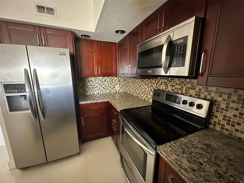 For Rent: $2,050 (2 beds, 1 baths, 909 Square Feet)