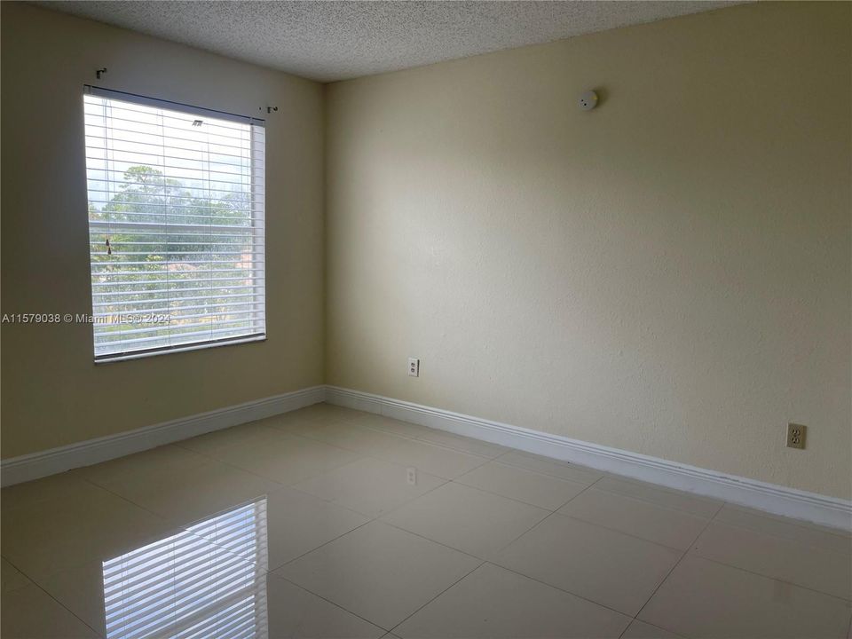 For Rent: $1,990 (2 beds, 1 baths, 909 Square Feet)