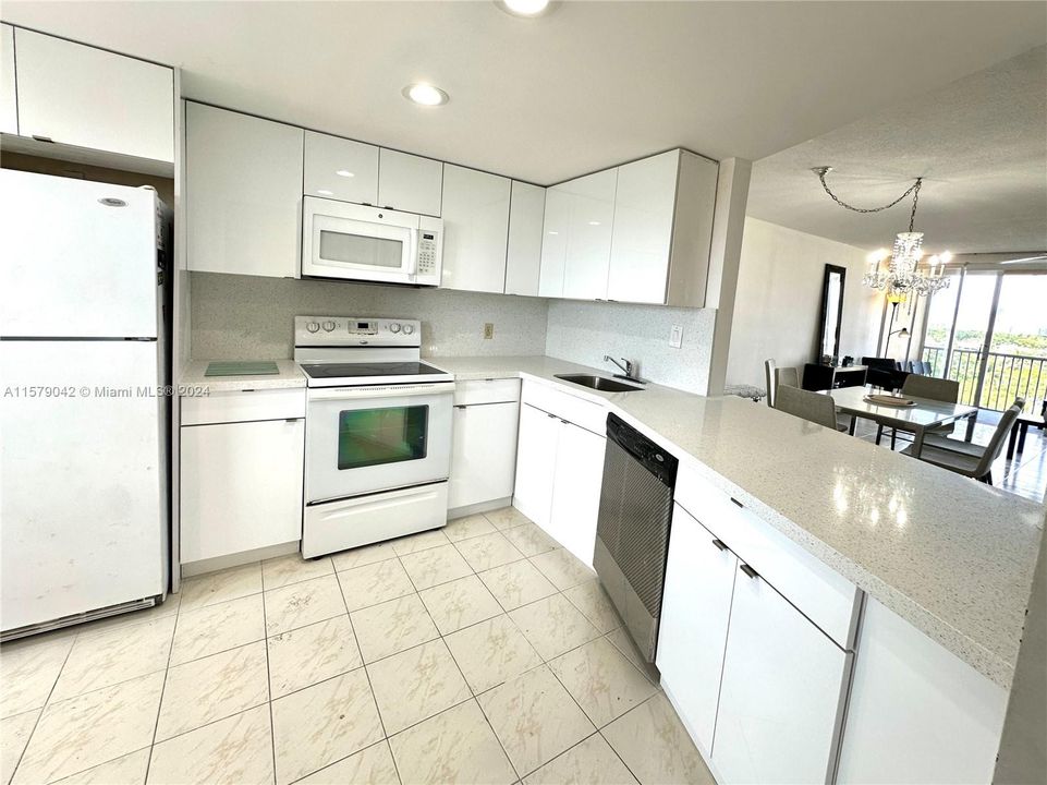 For Sale: $229,999 (2 beds, 2 baths, 1315 Square Feet)