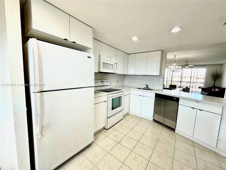 For Sale: $229,999 (2 beds, 2 baths, 1315 Square Feet)