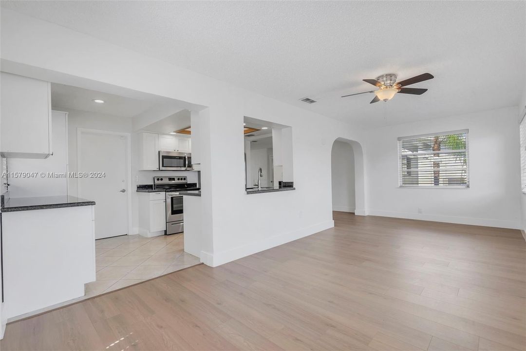 For Sale: $325,000 (2 beds, 2 baths, 1268 Square Feet)