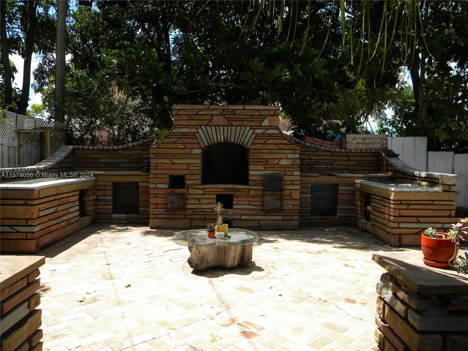 Recently Sold: $549,000 (3 beds, 2 baths, 1839 Square Feet)