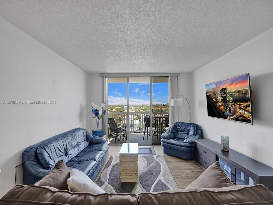 For Sale: $310,000 (1 beds, 2 baths, 858 Square Feet)