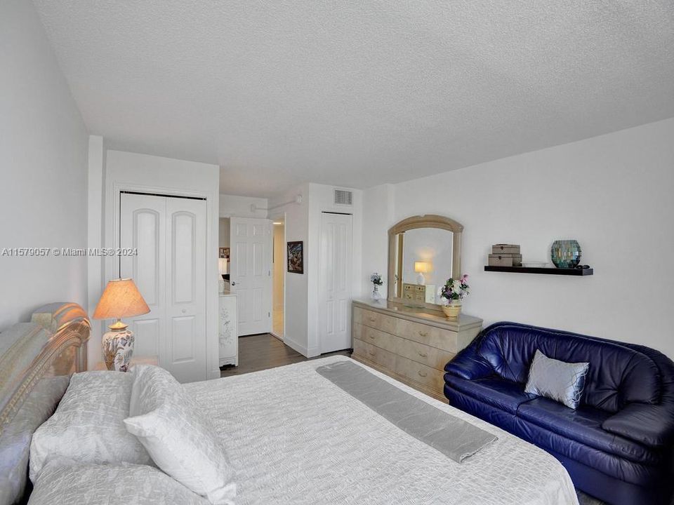For Sale: $310,000 (1 beds, 2 baths, 858 Square Feet)