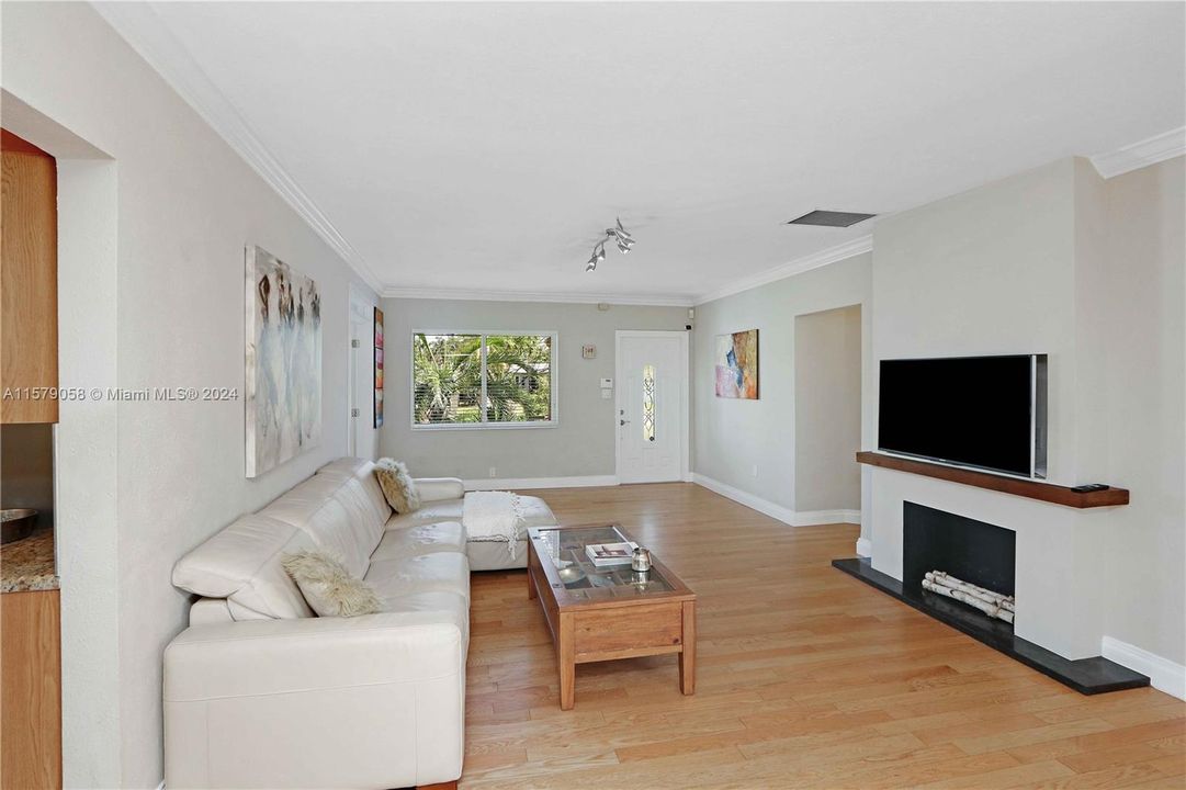 Active With Contract: $1,025,000 (3 beds, 3 baths, 1915 Square Feet)