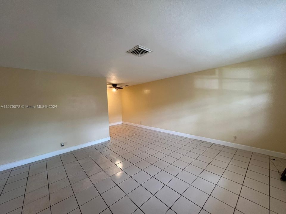 For Rent: $1,950 (2 beds, 1 baths, 3744 Square Feet)