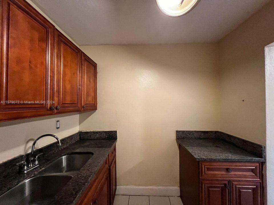For Rent: $1,950 (2 beds, 1 baths, 3744 Square Feet)