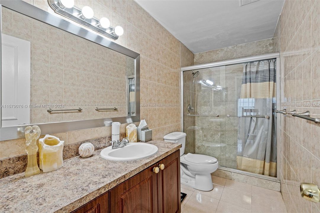 最近售出: $549,900 (3 贝兹, 2 浴室, 1898 平方英尺)