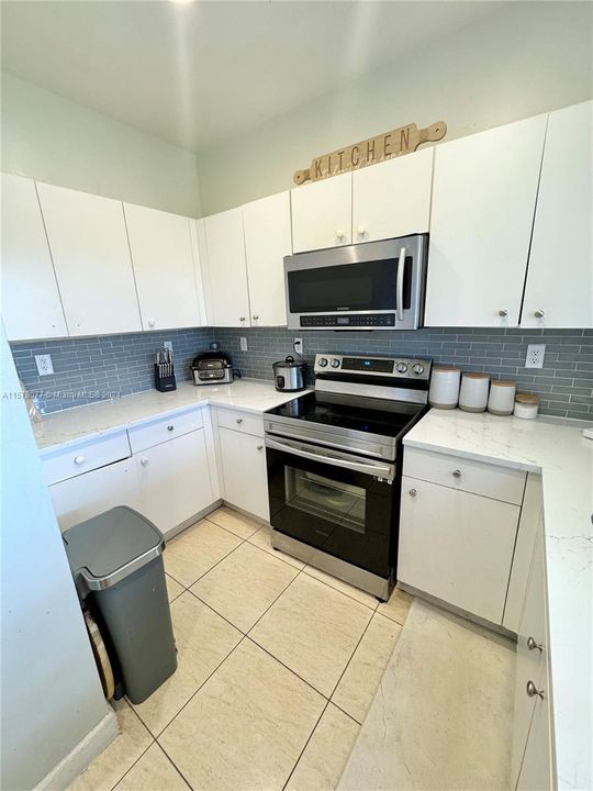 Active With Contract: $2,800 (3 beds, 2 baths, 1507 Square Feet)