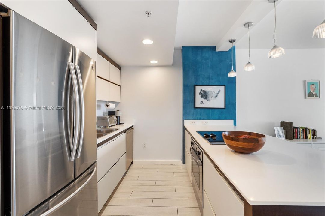 For Sale: $550,000 (1 beds, 1 baths, 766 Square Feet)