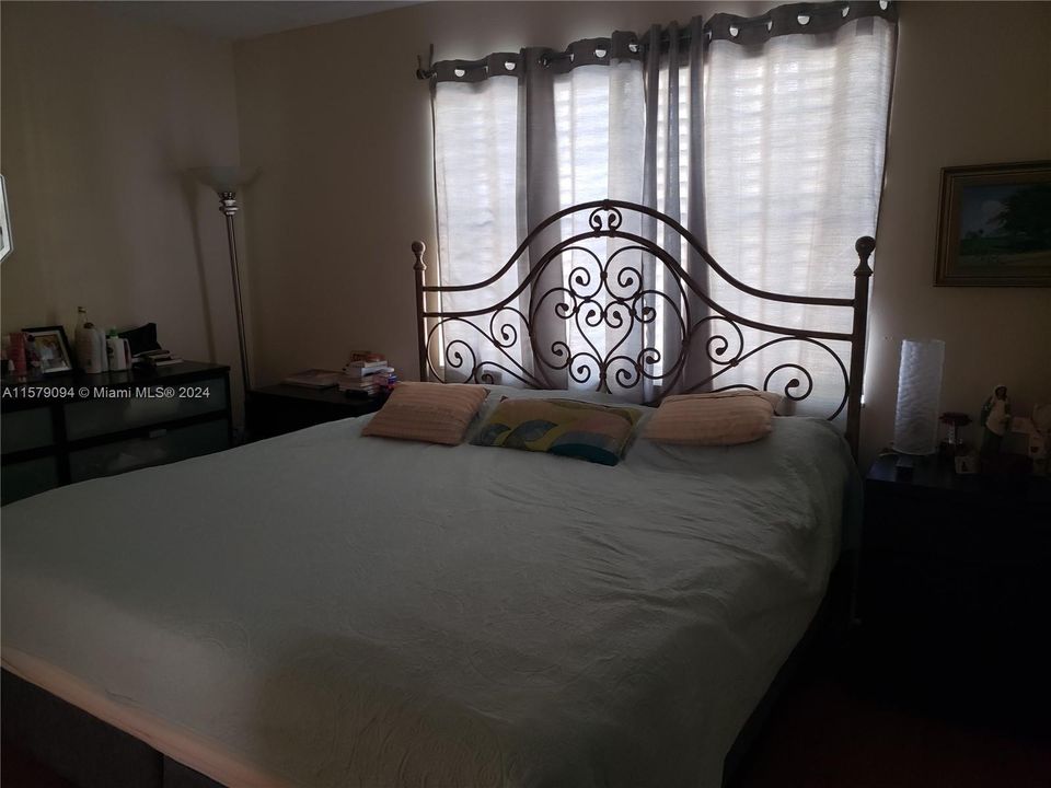 For Sale: $365,000 (2 beds, 1 baths, 1050 Square Feet)