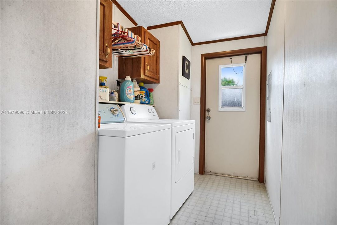 For Sale: $260,000 (3 beds, 2 baths, 1690 Square Feet)