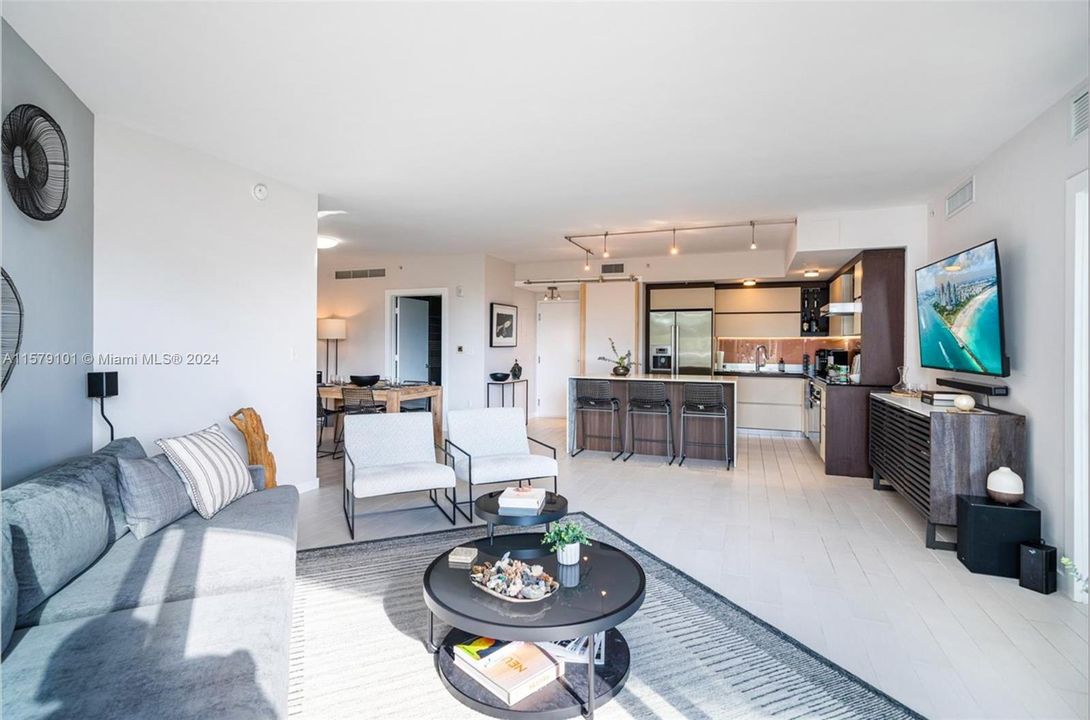 For Sale: $760,000 (1 beds, 2 baths, 940 Square Feet)