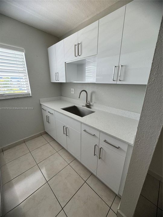 Active With Contract: $1,900 (1 beds, 1 baths, 625 Square Feet)