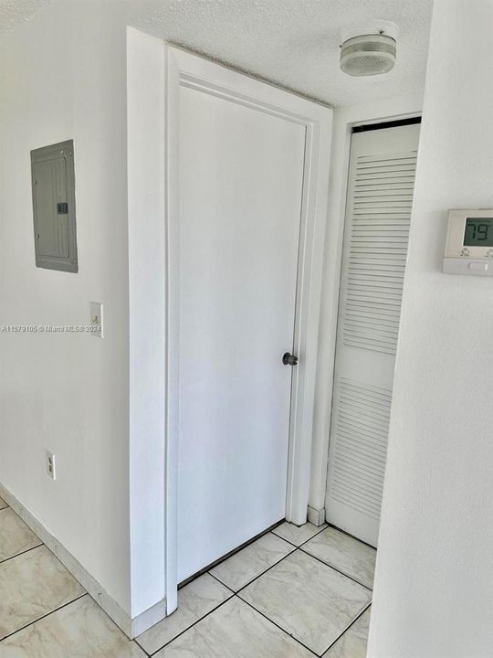 For Sale: $260,000 (1 beds, 1 baths, 741 Square Feet)