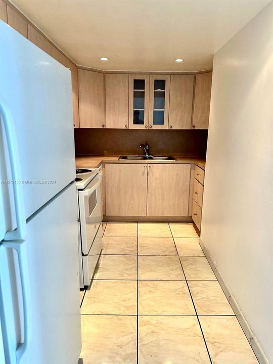For Sale: $270,000 (1 beds, 1 baths, 741 Square Feet)