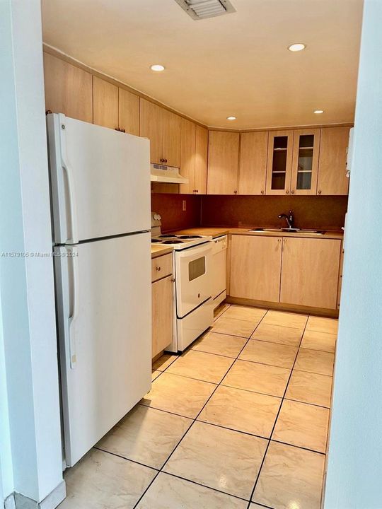 For Sale: $260,000 (1 beds, 1 baths, 741 Square Feet)