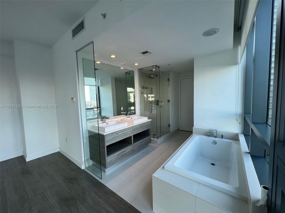 For Sale: $639,990 (1 beds, 1 baths, 706 Square Feet)