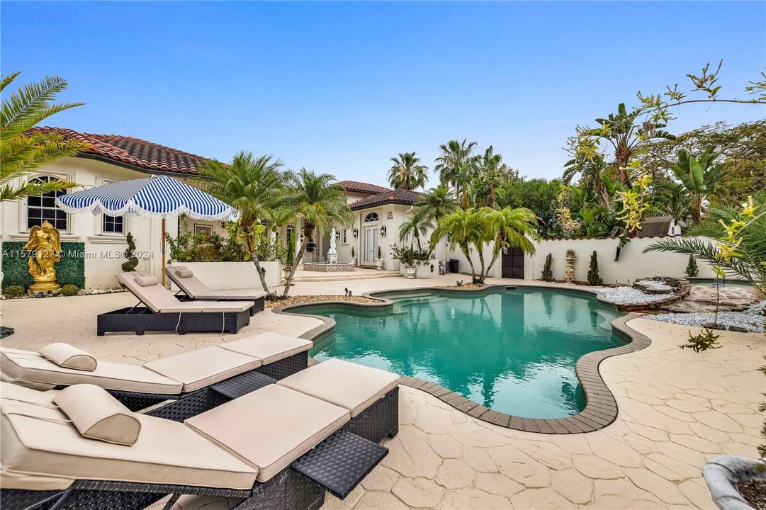 Recently Sold: $1,725,000 (4 beds, 3 baths, 3737 Square Feet)