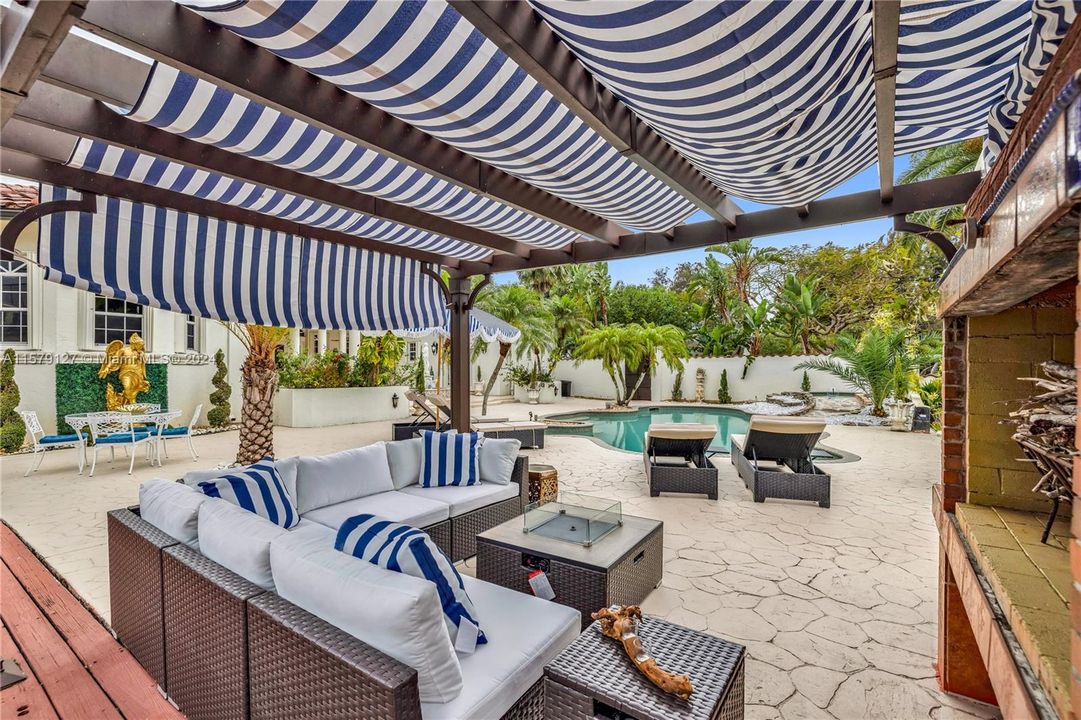 Recently Sold: $1,725,000 (4 beds, 3 baths, 3737 Square Feet)