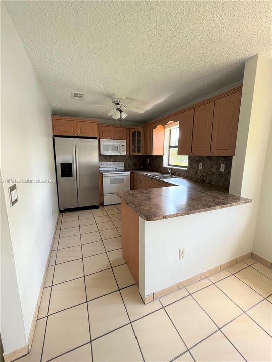 Active With Contract: $2,600 (3 beds, 2 baths, 1141 Square Feet)