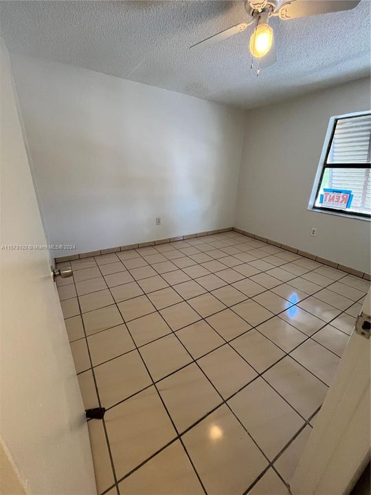 Active With Contract: $2,600 (3 beds, 2 baths, 1141 Square Feet)