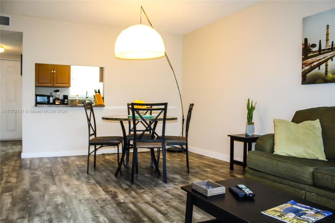 Active With Contract: $215,000 (2 beds, 2 baths, 1030 Square Feet)
