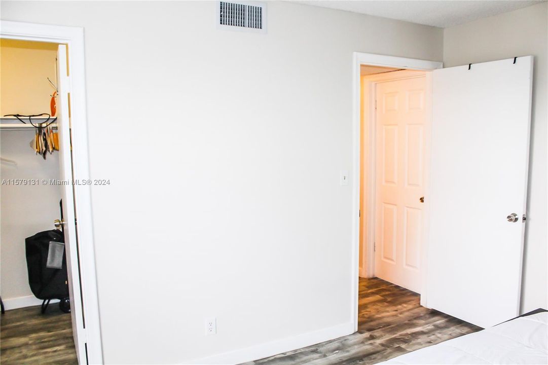 Active With Contract: $215,000 (2 beds, 2 baths, 1030 Square Feet)